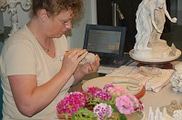  The Bossierer works on the head of a statue.